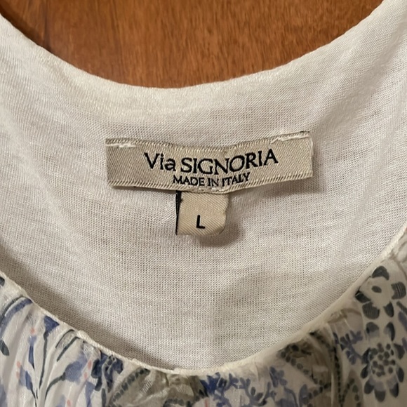 Via Singoria sleeveless top with a light soft lining. - Picture 3 of 4